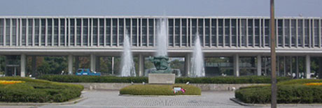 広島平和記念資料館を真正面、噴水と母子の像を前面に撮影しています